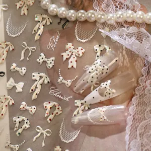 Nagelaufkleber im französischen Ballett-Stil mit weißer Spitze und gepunkteten Schleifen
