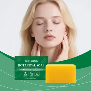 Vue détaillée du savon botanique, aux ingrédients naturels de curcuma et soin doux.