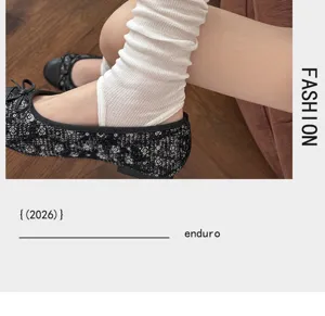 Calcetines de estribo de encaje blanco combinados con zapatos planos negros, vista detallada.