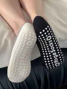 Vue détaillée de la semelle des chaussettes de yoga antidérapantes avec des points en silicone.