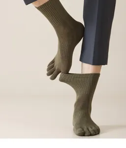 Men's cotton five-toe crew socks, breathable moisture-wicking split-toe socks for daily wear.