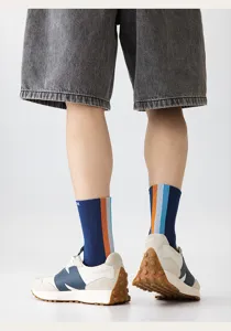 Herren gestreifte Sportsocken Mittelschaft Detailansicht atmungsaktives Gewebe.
