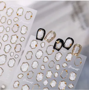 Detaillierte Nahaufnahme von Vintage-Metallrahmen und zarten Spitzen-Nagelkunst-Aufklebern