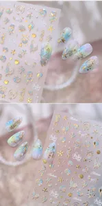 Nahaufnahme von Nageltattoos im Meeres-Design mit irisierenden Muscheln und Seesternen