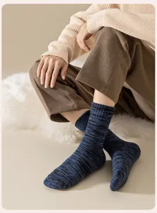 Dicke thermische Strick-Wadenstrümpfe für Herren im Detail, kuscheliges Winter-Lifestyle-Bild.