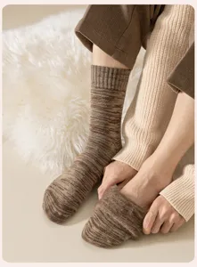 Detailaufnahme dicker Thermo-Strümpfe für Herren, kuschelige Plüschtextur für kalte Wintertage.