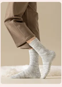 Detaillierte Nahaufnahme von dicken Herren Wintersocken in meliertem Grau, kuschelig und warm.