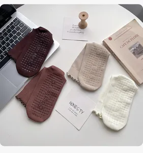 Non-slip yoga socks for women, breathable pilates fitness socks with cute ruffle cuffs.