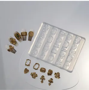 Gedetailleerd overzicht van de transparante siliconen nagelvorm met vintage gouden bedels.