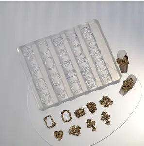 Gedetailleerde macro weergave van een nagelvorm met vintage metalen bedeltjes