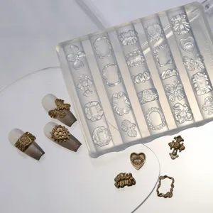 Transparante siliconen nail art mal voor het maken van abstracte metalen 3D-ontwerpen