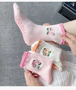 Damen Mittelsocken für Yoga mit rutschfester Silikonsohle, süßer Stickerei und Rüschenbündchen.