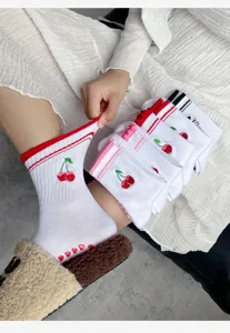 Chaussettes mi-hautes pour femmes en coton brodées de cerises avec détails rayés confortables.