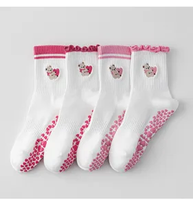 Antirutsch Yoga Socken Detail mit süßer Bärenstickerei und Herz Silikon Sohlen.