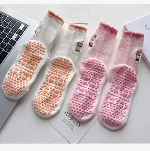 Antirutsch Yoga Socken für Damen, mittelhohe Fitness Socken mit Silikon Noppen für Indoor Training.