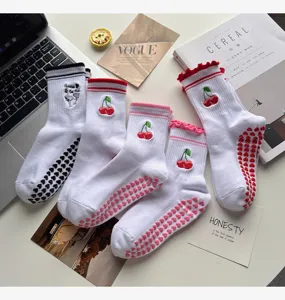 Chaussettes de yoga antidérapantes avec broderie cerise et semelle cœur pour fitness.