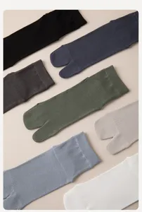 Primo piano dettagliato di comode calze tabi in cotone di vari colori per uomo quotidiano.