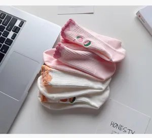 Detailansicht von Damen Mittelsocken für Yoga mit süßem Rüschenbündchen und Stickerei.