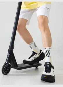 Detailansicht von Herren-Sportsocken mit atmungsaktivem Design für Laufen und Basketball.