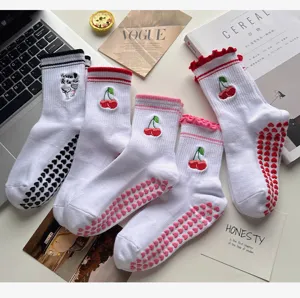 Chaussettes de yoga blanches pour femme antidérapantes coton Pilates avec broderie cerise.