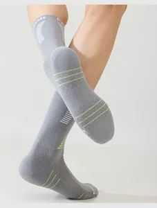Herren Sportsocken mittelhoch mit gepolsterten Sohlen fuer Lauf- und Fitnesstraining.