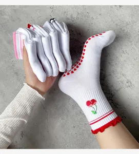Chaussettes de yoga antidérapantes pour femmes coton pilates avec broderie de cerises.