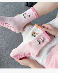 Damen rosa süße Yogasocken wadenlang rutschfest Fitness Tanzsocken mit schöner Stickerei.