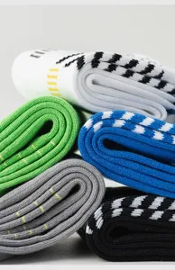 Detailansicht gefalteter, mehrfarbiger Sportsocken mit strukturiertem Strickdesign.