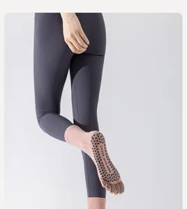 Women's non-slip five toe yoga socks, pure cotton mid tube split toe pilates fitness socks.