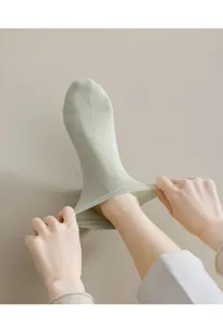 Comfortable short socks for women, breathable summer cotton ankle socks detail view.