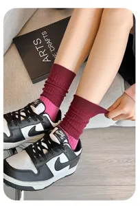 Chaussettes slouch épaisses côtelées rétro pour femme, design bicolore, chaud et confortable.