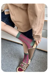Chaussettes d'hiver rétro pour femmes en coton chaud avec motif chevrons et bord côtelé.