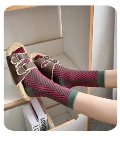 Vue détaillée de chaussettes montantes en coton rétro assorties à des chaussons douillets.