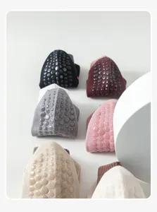 Gros plan de chaussettes de yoga antidérapantes avec points en silicone, coton doux.