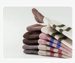 Vue detaillee de chaussettes de yoga pour femmes en coton avec motifs rayures et maille douce.