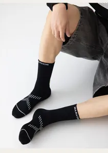 Nahaufnahme der schwarzen Sport-Mittelsocken mit weißen Streifen und MARATHON-Schrift.