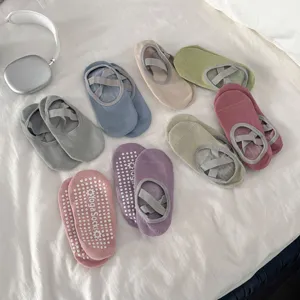 Détail de chaussettes de yoga antidérapantes à brides croisées et picots en silicone pour le sport.
