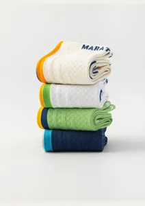 Detailansicht gefalteter Sportsocken in vier verschiedenen Farben mit Rippbündchen und Struktur.