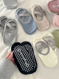 Vue détaillée de chaussettes de yoga Pilates antidérapantes pour femmes avec brides.