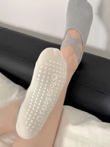 Chaussettes de yoga pilates femme antidérapantes avec brides sport fitness gris clair