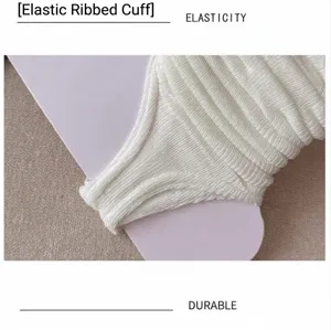 Primer plano de detalles de calcetines blancos con puños elásticos y puntera duradera.