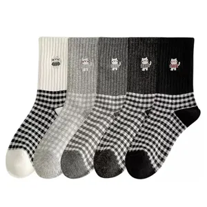 Chaussettes Mi-Mollet d'Hiver en Coton pour Femmes avec Broderie de Chat de Dessin Animé Mignon Chaussettes Chaudes et Confortables