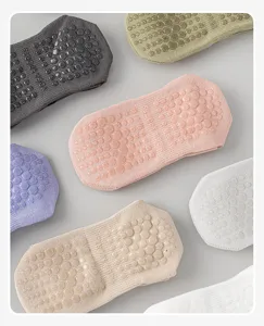 Vue détaillée de chaussettes de yoga antidérapantes avec picots en silicone pour fitness.