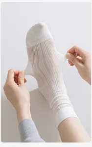 Vue détaillée de chaussettes en coton à résine élastique, montrant un tissu extensible aéré.