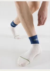 Vista detallada de calcetines deportivos transpirables para hombre con puños azules y diseño.