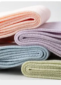 Detailansicht von dünnen Baumwoll-Slouch-Socken für Damen, atmungsaktive Mesh-Struktur, Pastell.