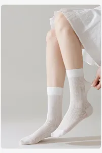 Chaussettes mi-tubes blanches pour femmes, chaussettes d'été en coton fin mesh, design côtelé confort.