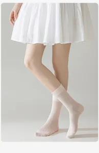Vue détaillée de chaussettes mi-mollet côtelées pour femmes en rose doux et coton.
