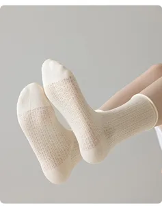 Nahaufnahme der atmungsaktiven Mesh-Strick-Baumwollsocken mit bequemer Textur.