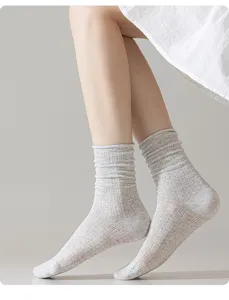 Nahaufnahme atmungsaktiver Sommersocken aus Mesh in Hellgrau, weiche und bequeme Stofftextur.